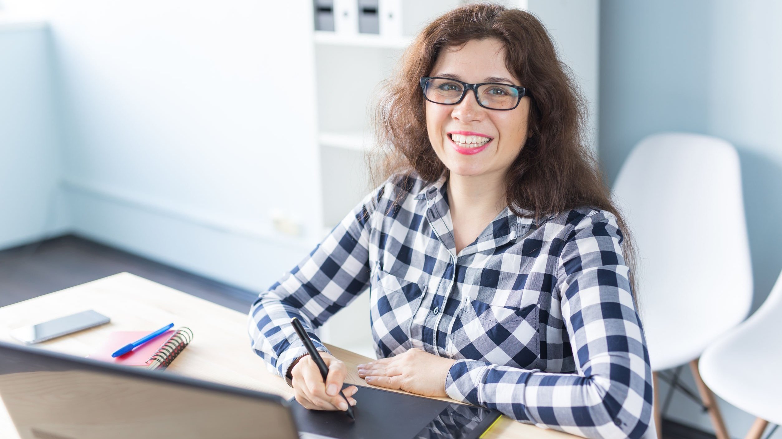 Mulher ilustradora sorrindo.