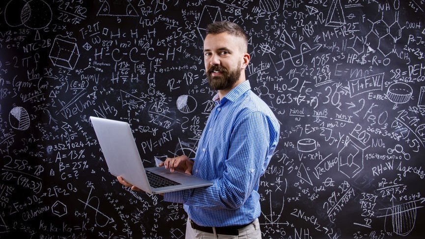 Homem segurando computador