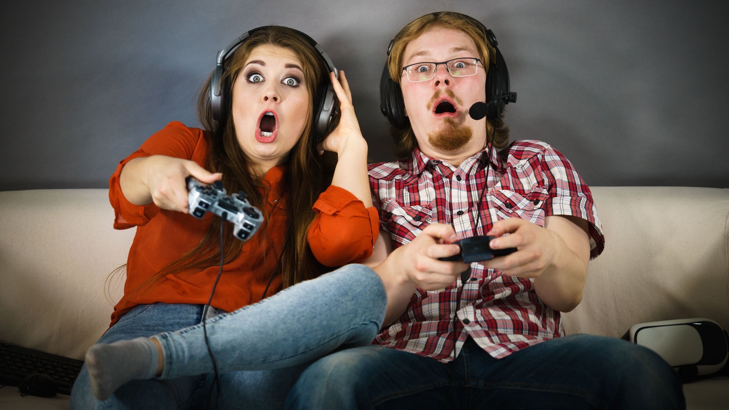 Homem e mulher jogando vídeo game.