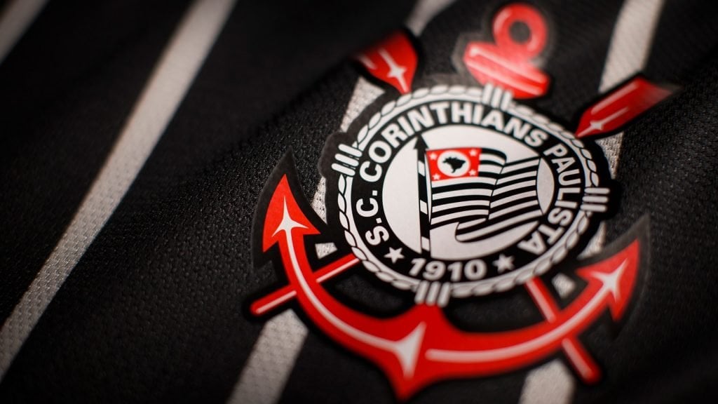Close up de brasão de camiseta do Corinthians