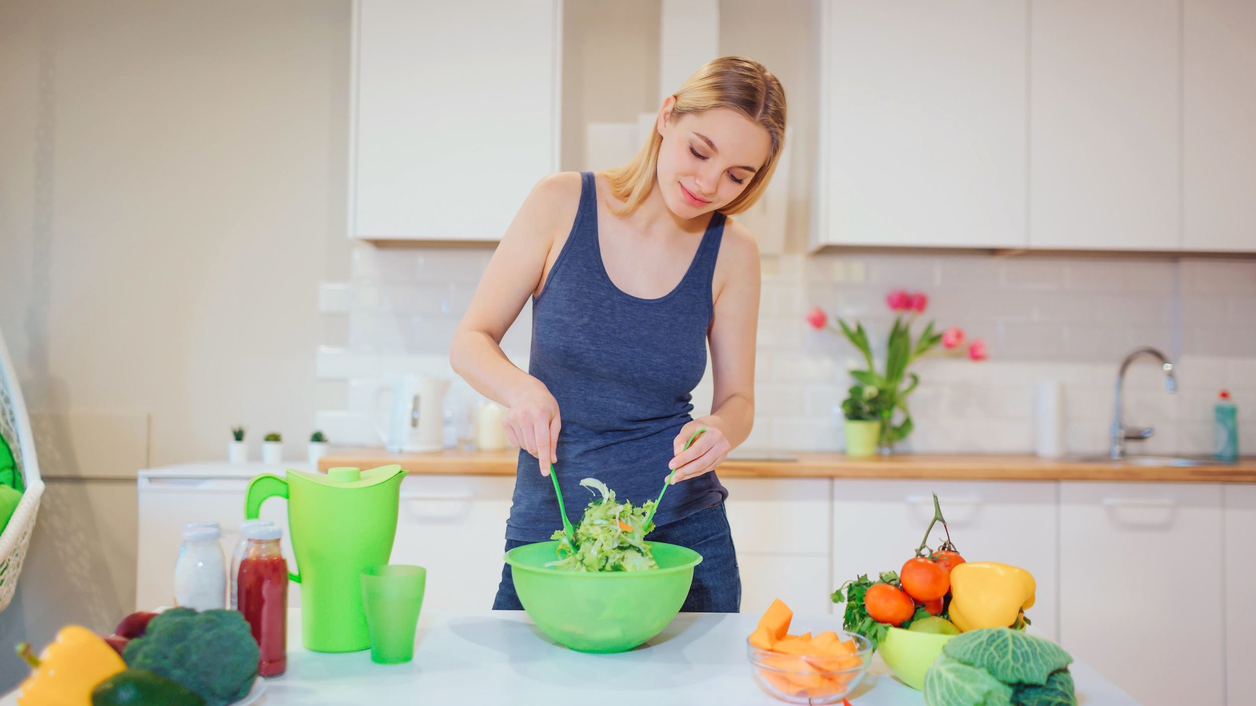 Mulher mexendo salada.