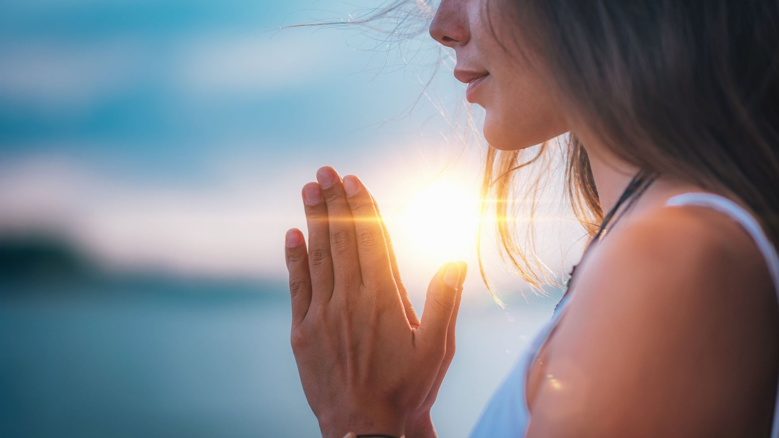 Mulher meditando.