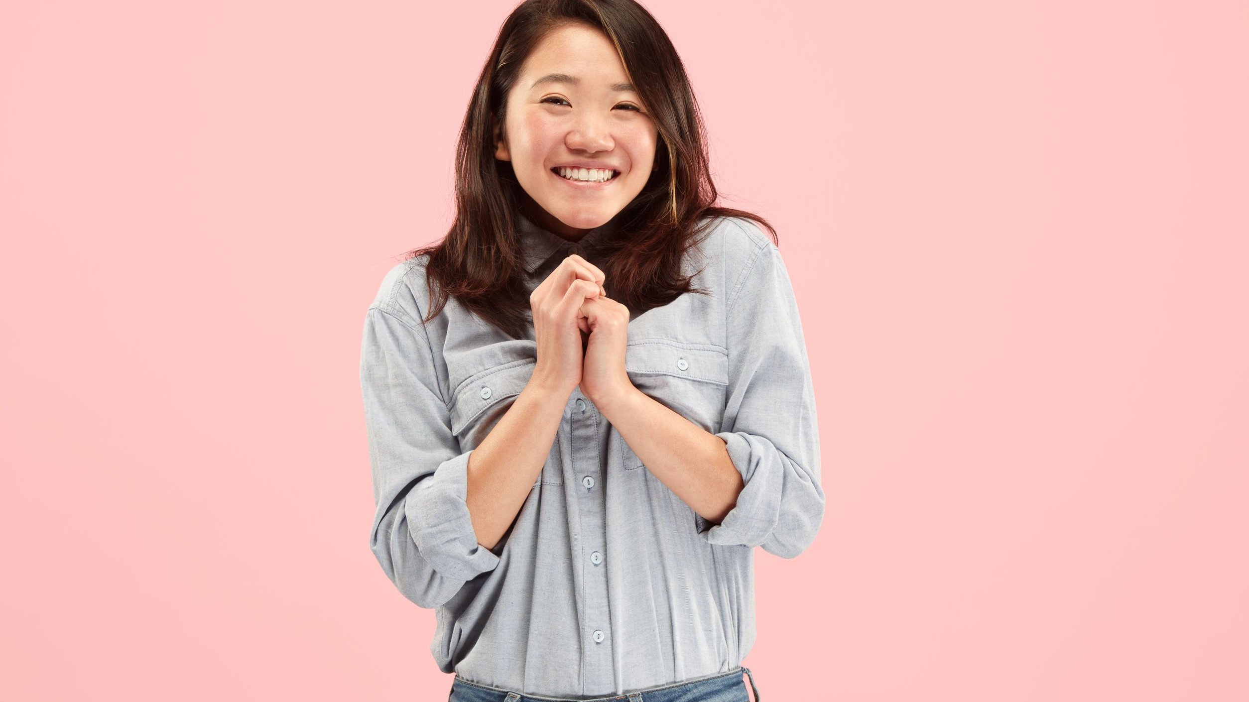 Mulher asiática sorrindo.