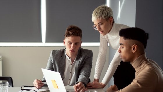 Colegas de trabalho trabalhando em um computador