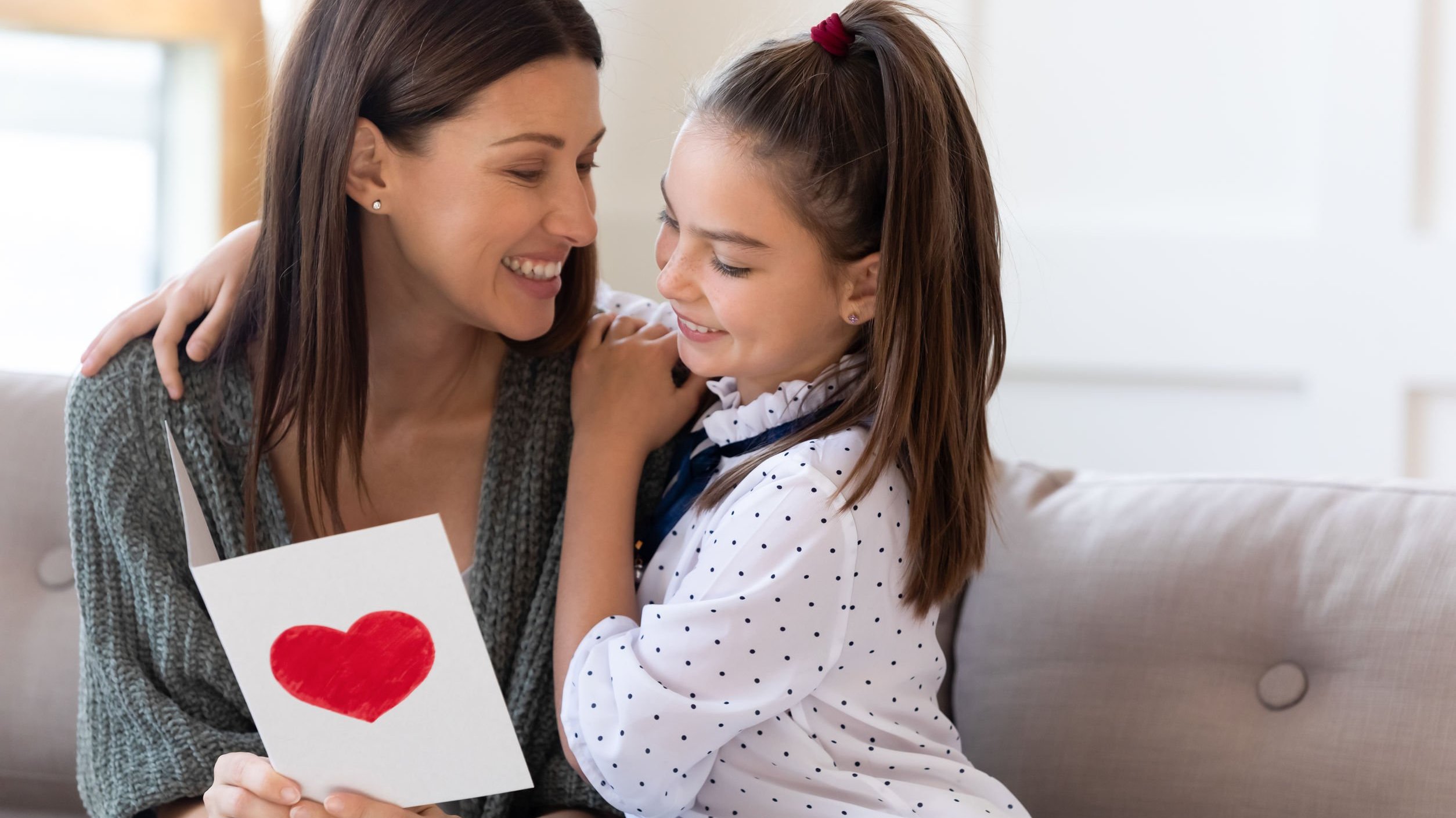 Filha abraçando mãe.