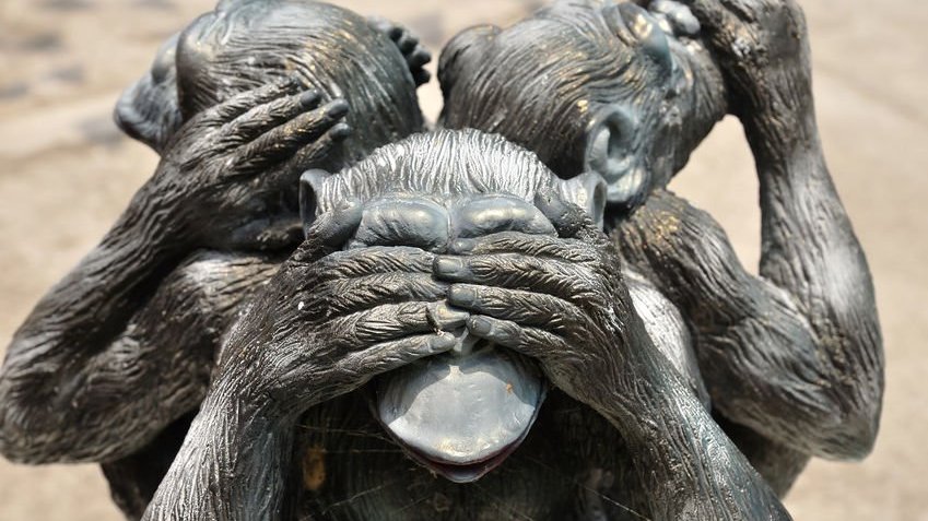 Três macacos tapando olhos, ouvidos e boca.