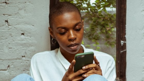 Ketut Subiyanto / Pexels Mulher usando celular