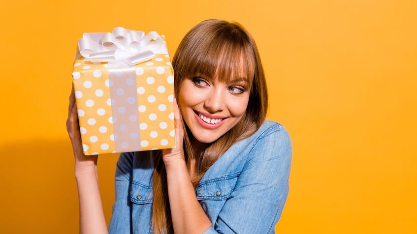 Menina segurando presente de aniversário