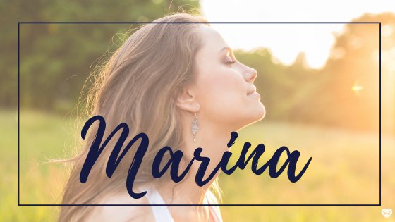 Mensagens com Amor / Canva / DAPA Mulher de olhos fechados em campo, com o nome Marina escrito em azul marinho