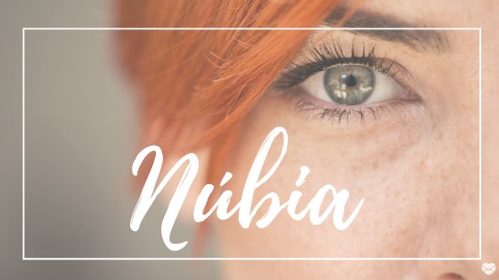 Olho de mulher ruiva, com o nome Núbia escrito em branco