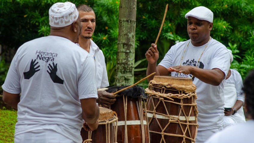 Umbandistas tocando tambor