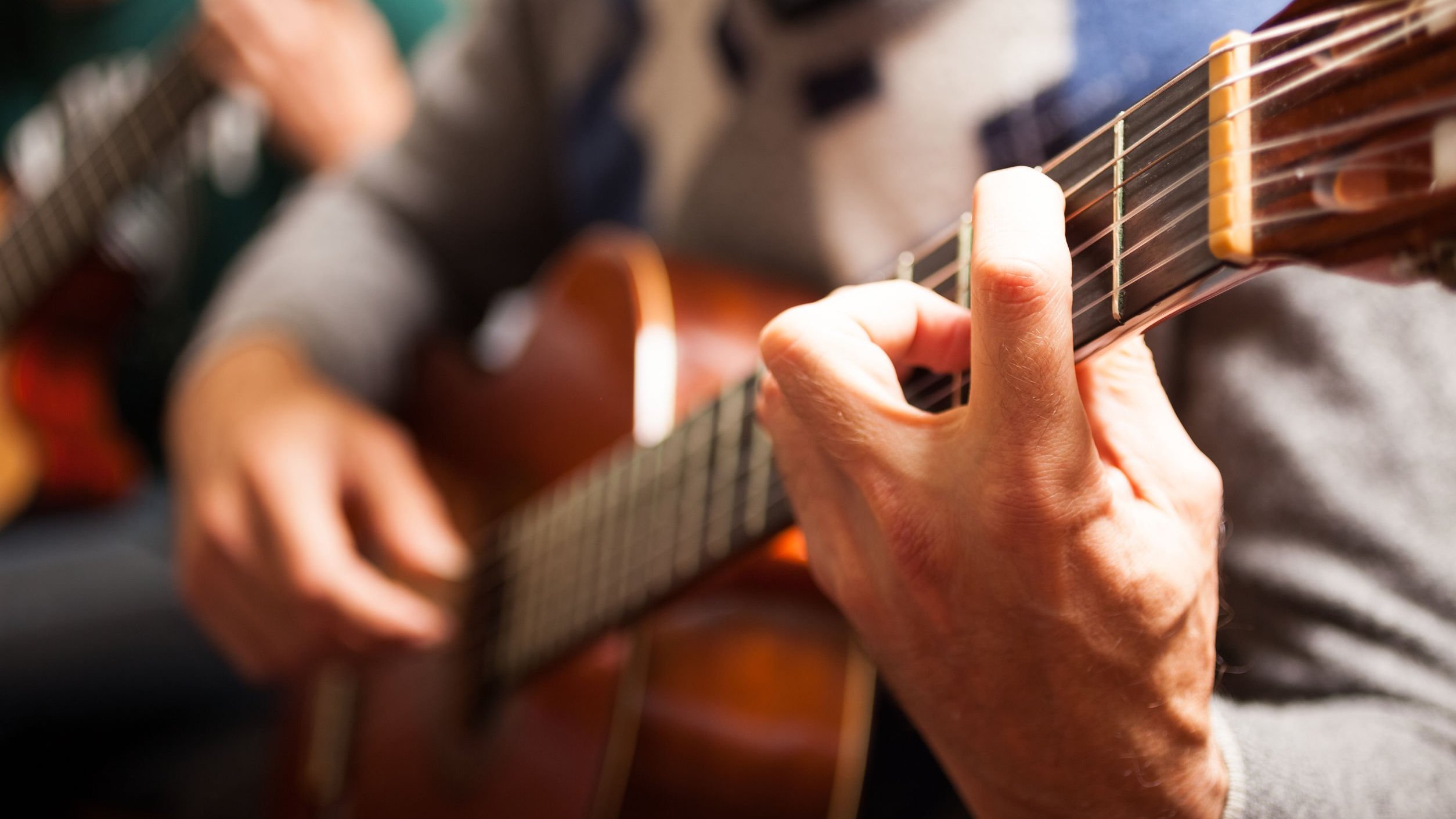 Homem tocando violão.