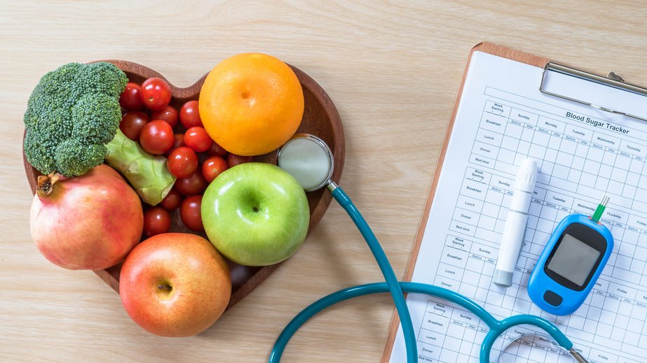 Bandeja com frutas e vegetais e ficha ao lado