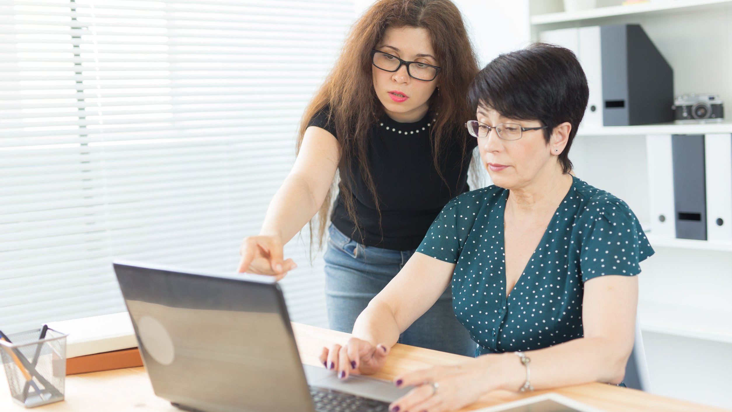 Mulheres mexendo em computador.