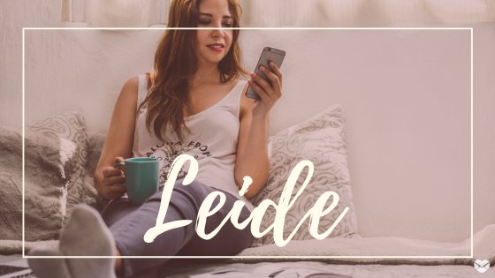 Mensagens com Amor / Canva / Bruno Cervera Mulher branca sentada no sofá, mexendo no celular, com escrito