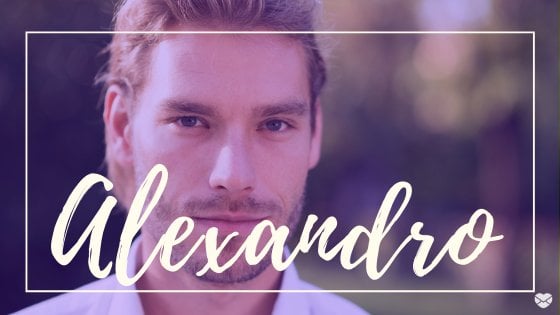 Mensagens com Amor/ Canva / Minerva Homem com expressão de seriedade, com o nome Alexandro escrito em branco