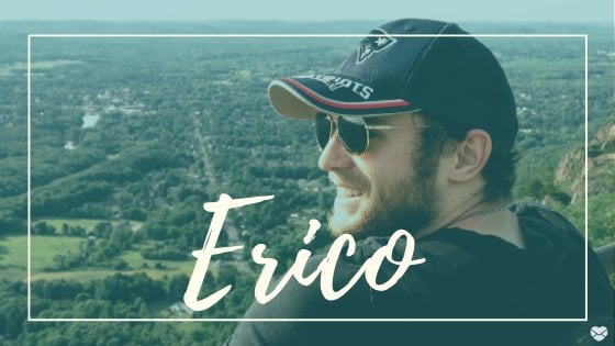 Mensagens com Amor / Canva / happiest Homem sorrindo em foto.