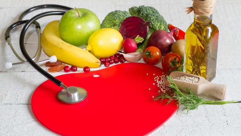 Frutas, estetoscópio e óleo em garrafa