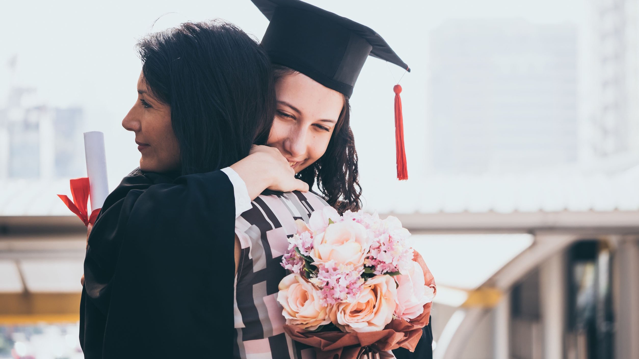 Formanda abraçando madrinha de formatura.