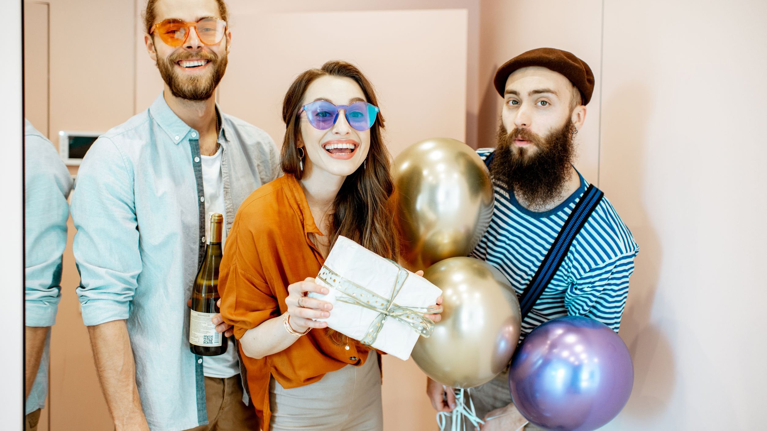 Animadores de festa sorrindo.