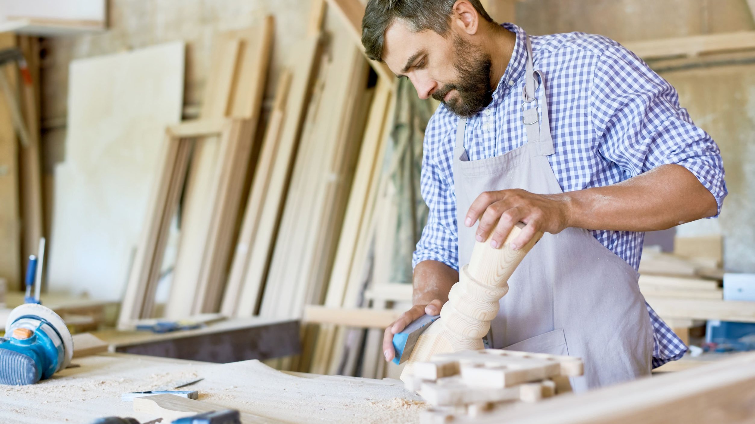 Homem artesão trabalhando.