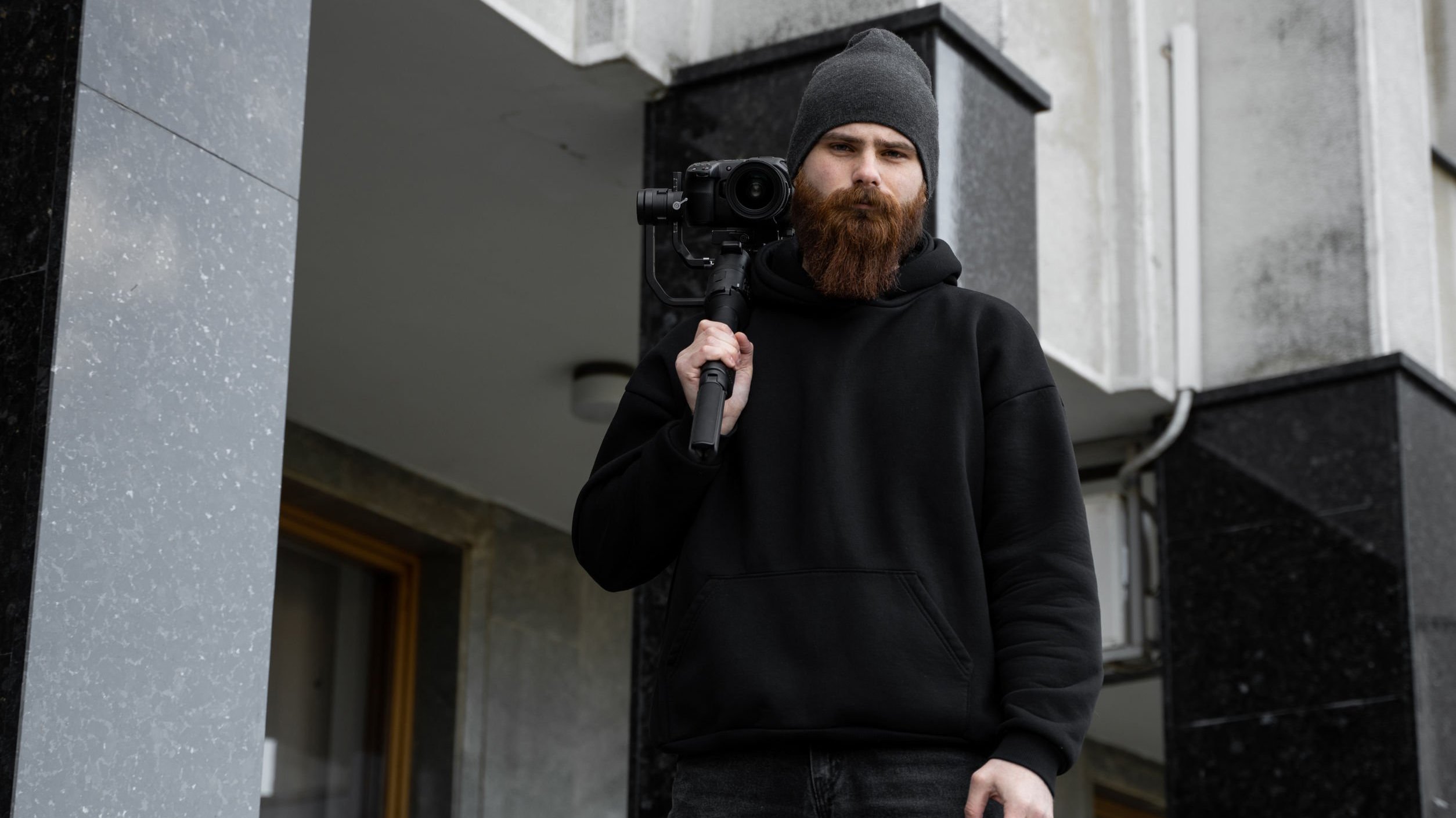 Homem diretor de cinema, segurando câmera.