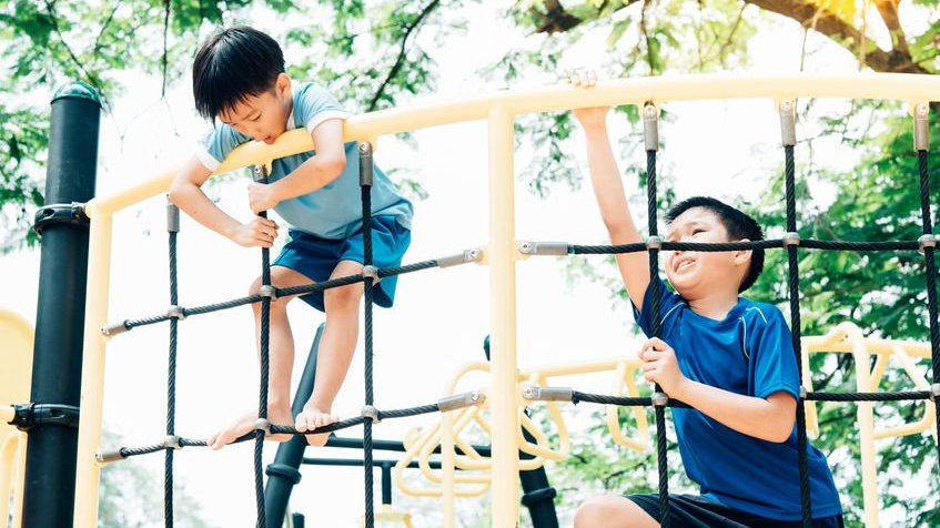 Crianças brincando em parque