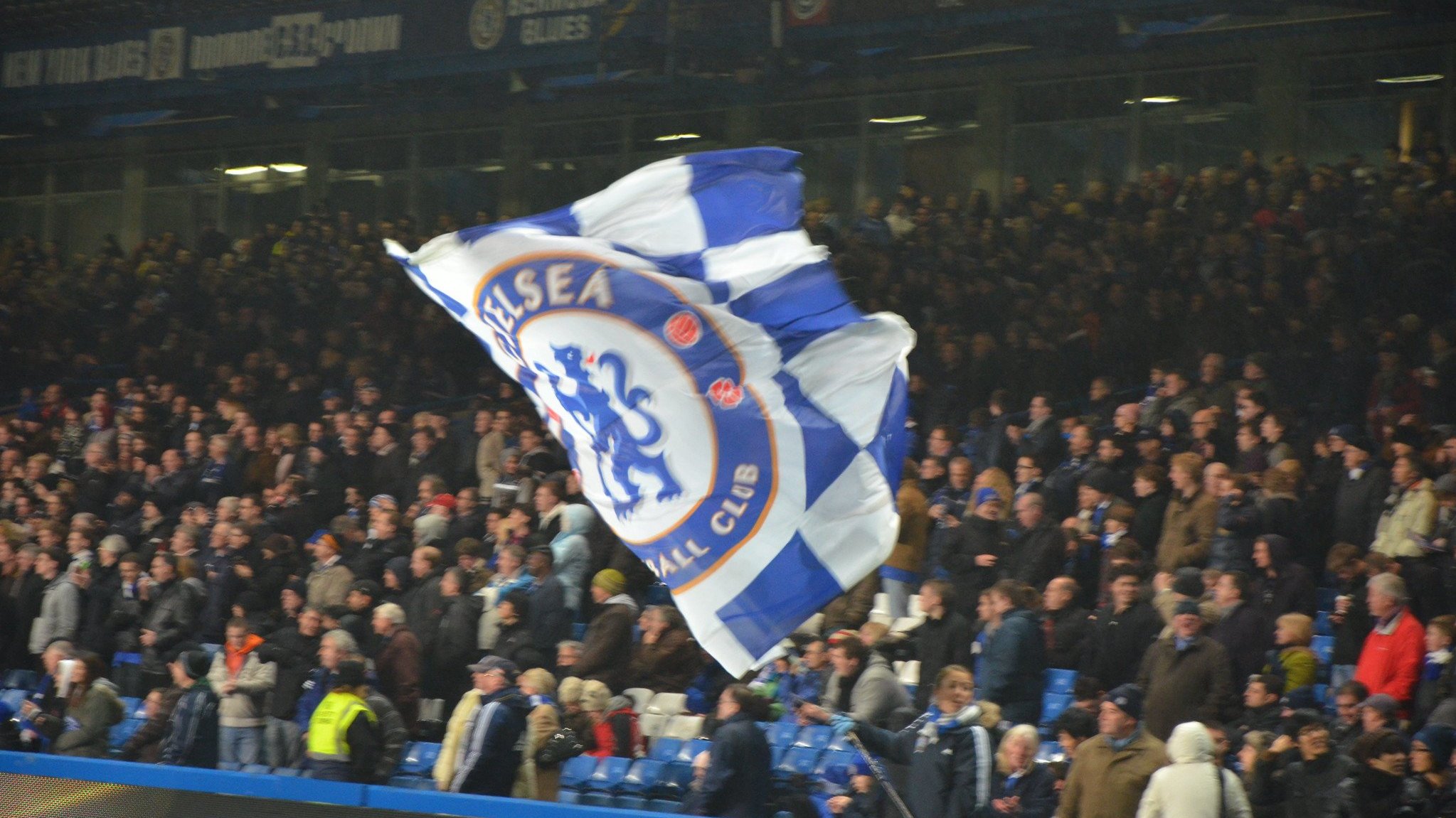 Arquibancada de estádio de futebol durante jogo do Chelsea