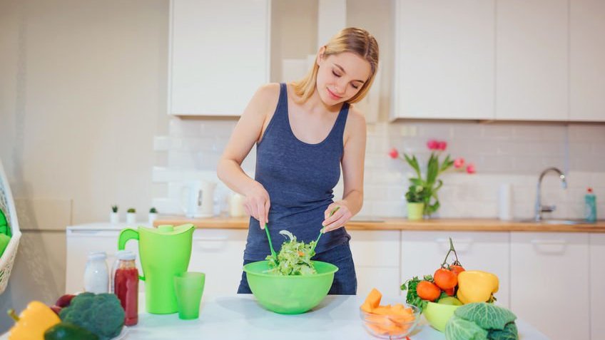 Mulher preparando salada