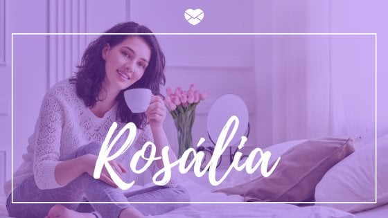 Mulher segurando xícara e nome Rosália escrito em letra cursiva ao centro da imagem