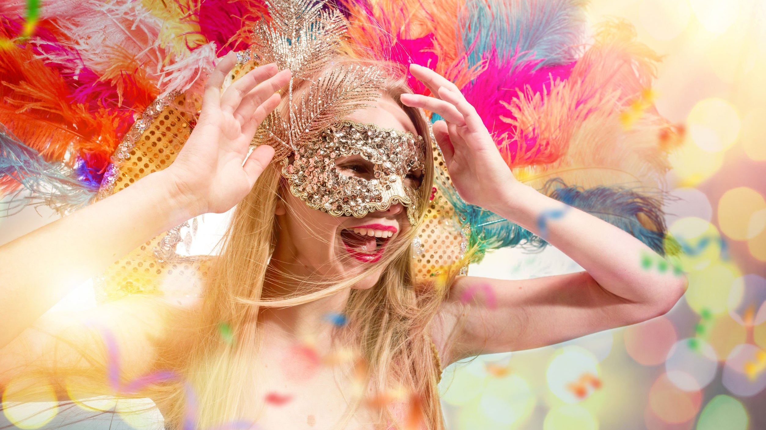 Mulher vestida com fantasia de carnaval, sorrindo.