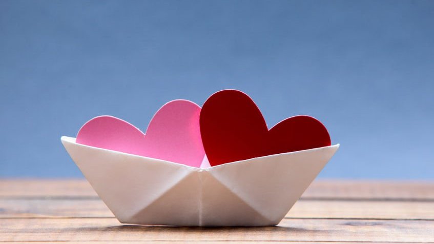 Barco de papel com dois corações