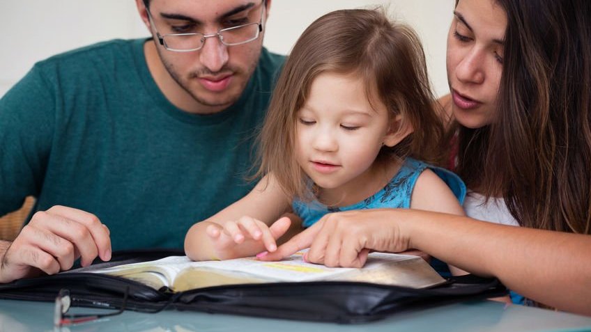 Família lendo Bíblia