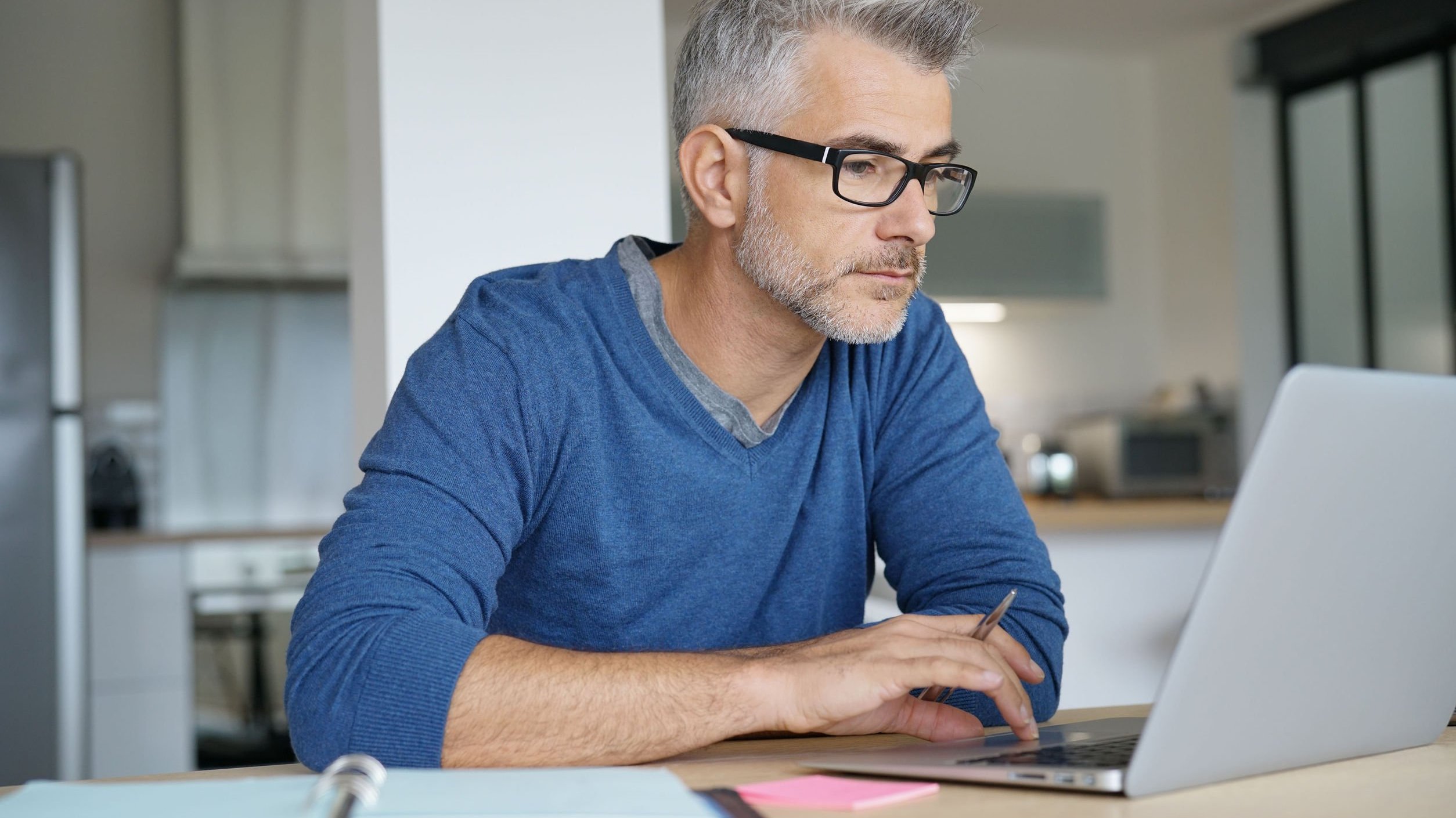 Homem trabalhando em home office.