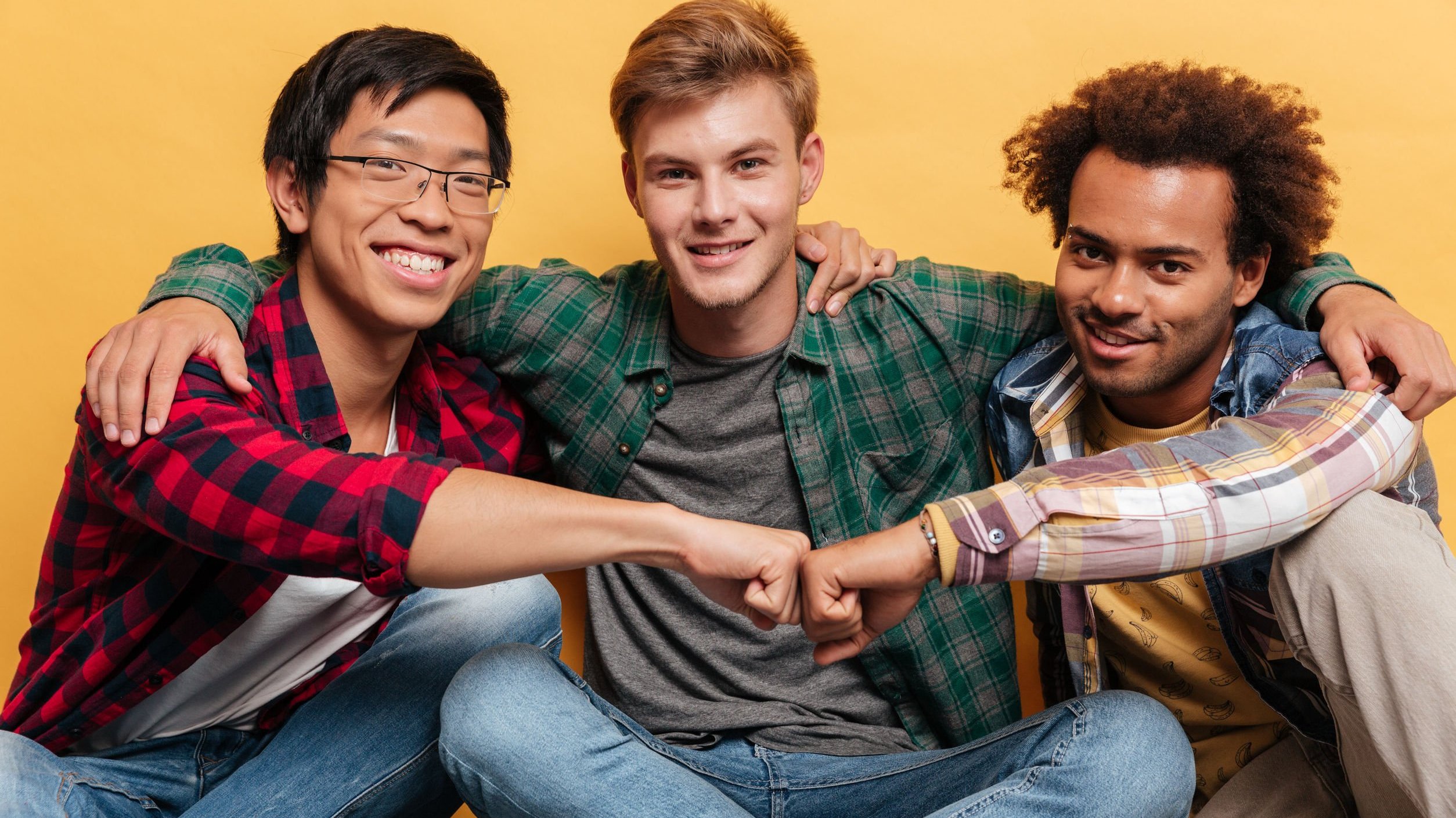 Grupo de amigos, sorrindo.