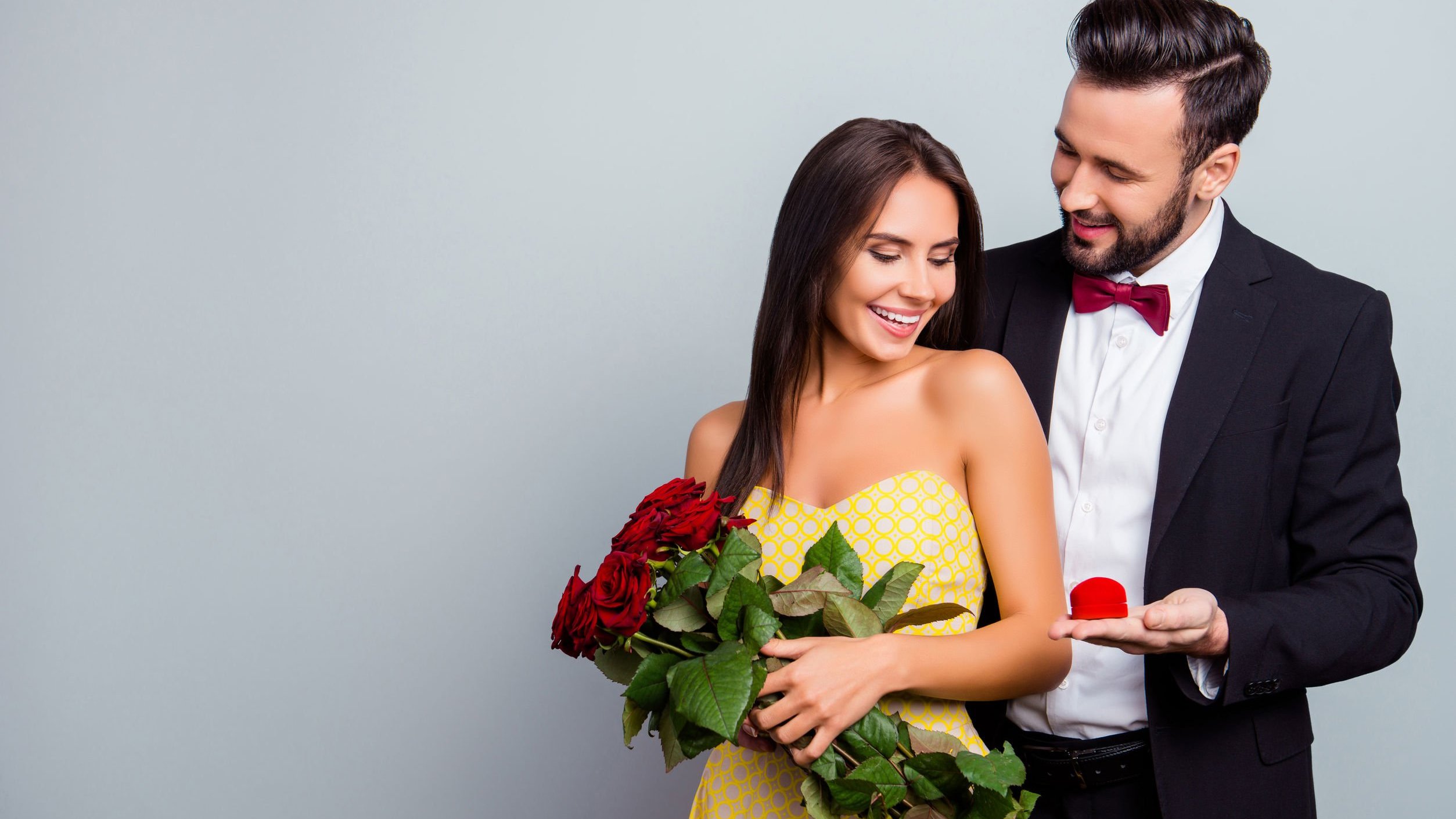 Homem cavaleiro, entregando presente para mulher sorrindo.