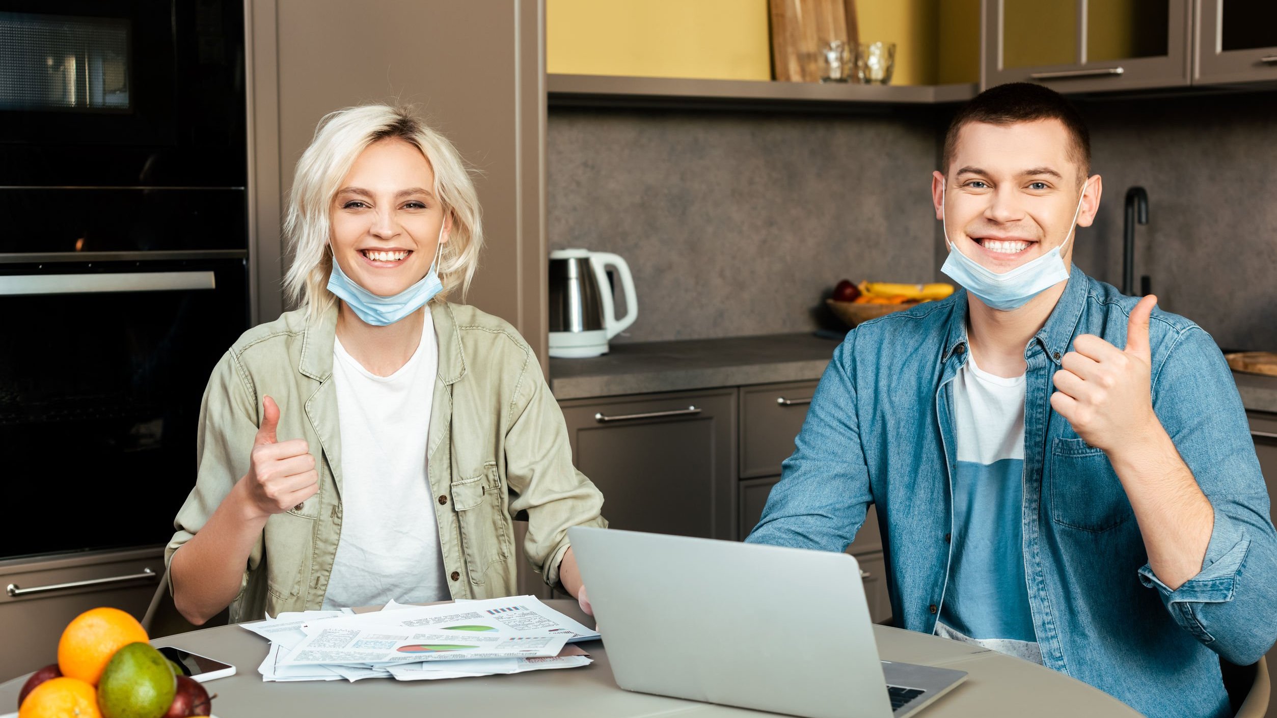 Homem e mulher freelancers, sorrindo.