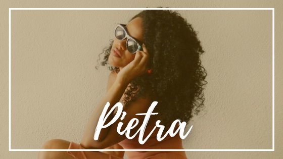 nappy / Pexels / Canva / Mensagens Com Amor Mulher negra de óculos escuros e o nome