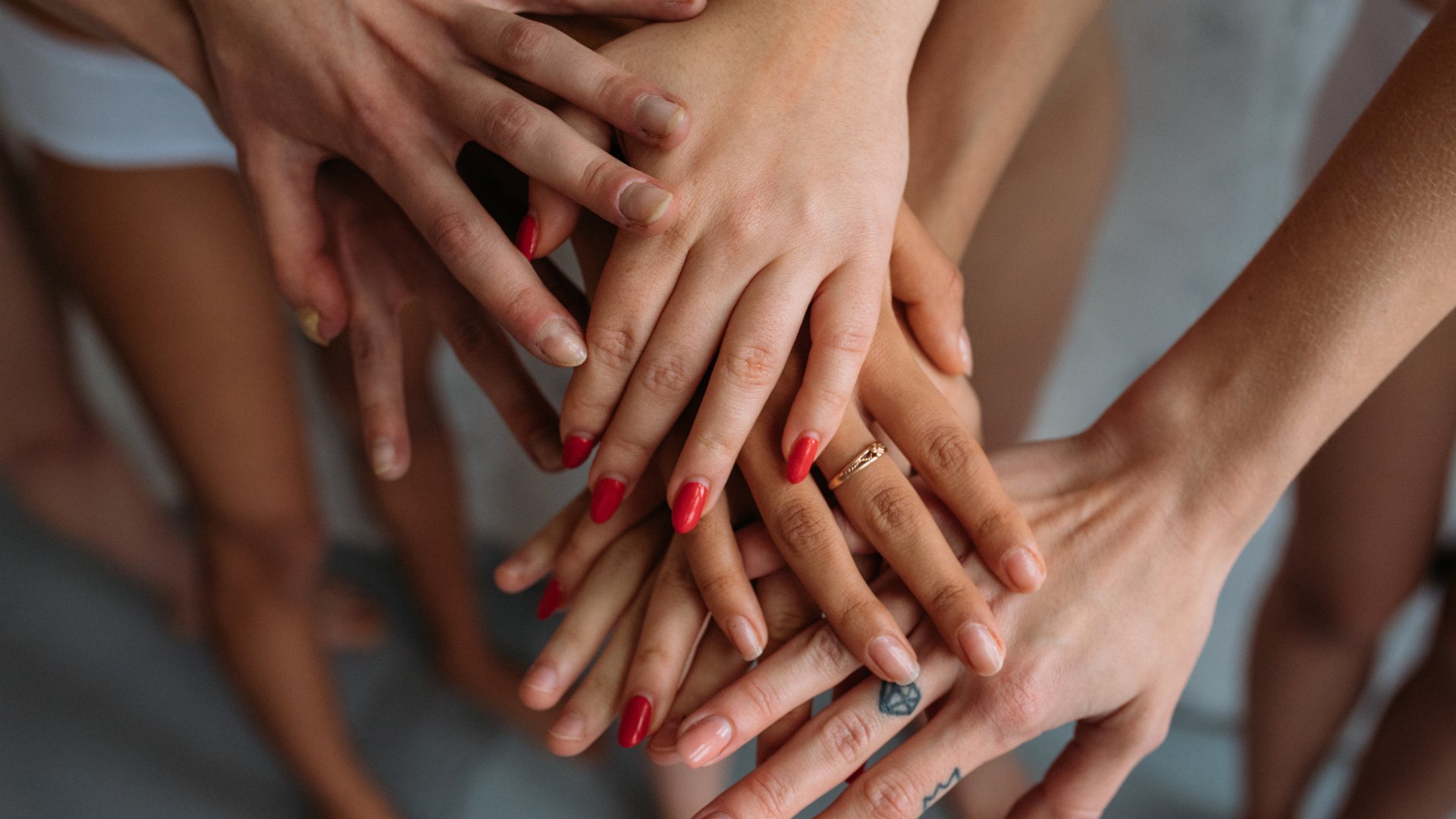 Mulheres com as mãos unidas