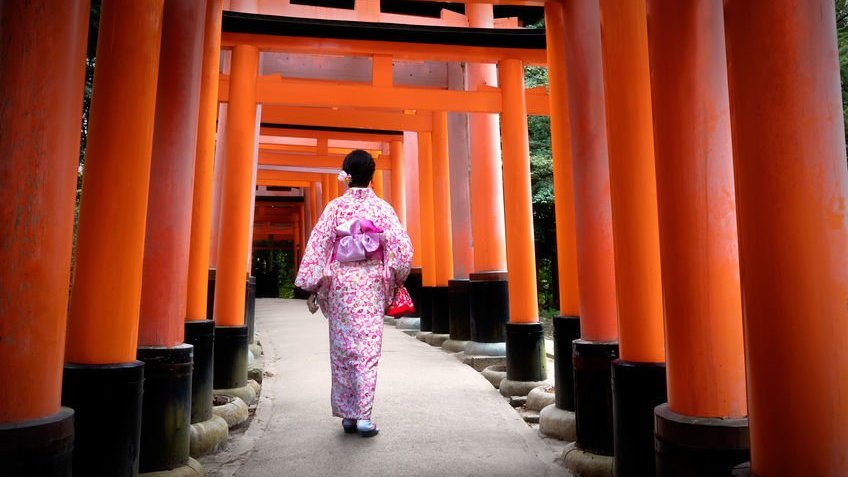 Mulher com vestes japonesas em túnel vermelho