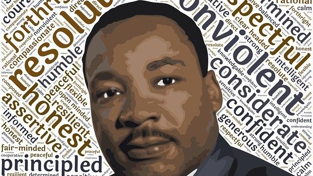 Desenho de Martin Luther King e palavras escritas atrás