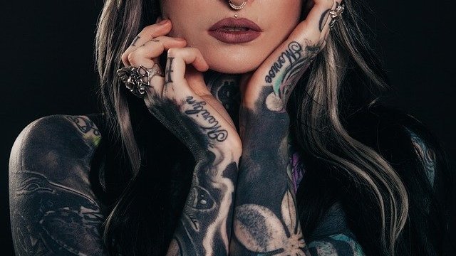 Mulher com braços tatuados