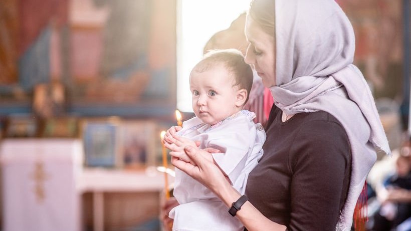 Madrinha segurando bebê no colo