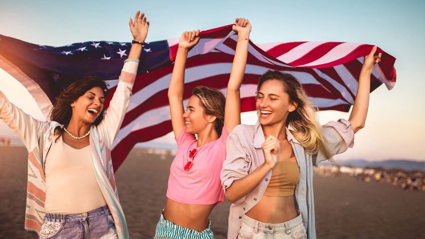 Jovan Mandic / 123rf Amigas debaixo de bandeira dos Estados Unidos