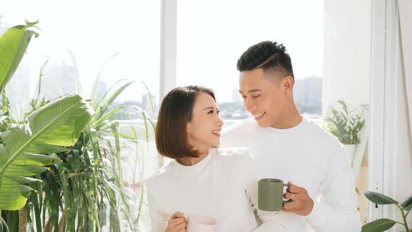 Casal asiático sorrindo e abraçados