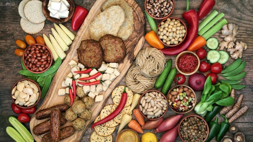 Imagem de uma mesa repleta de alimentos veganos