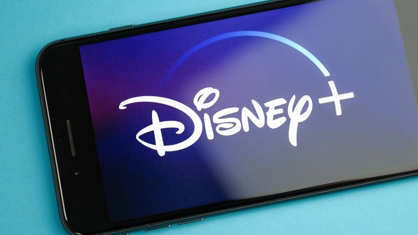Aplicativo Disney+ aberto em smartphone