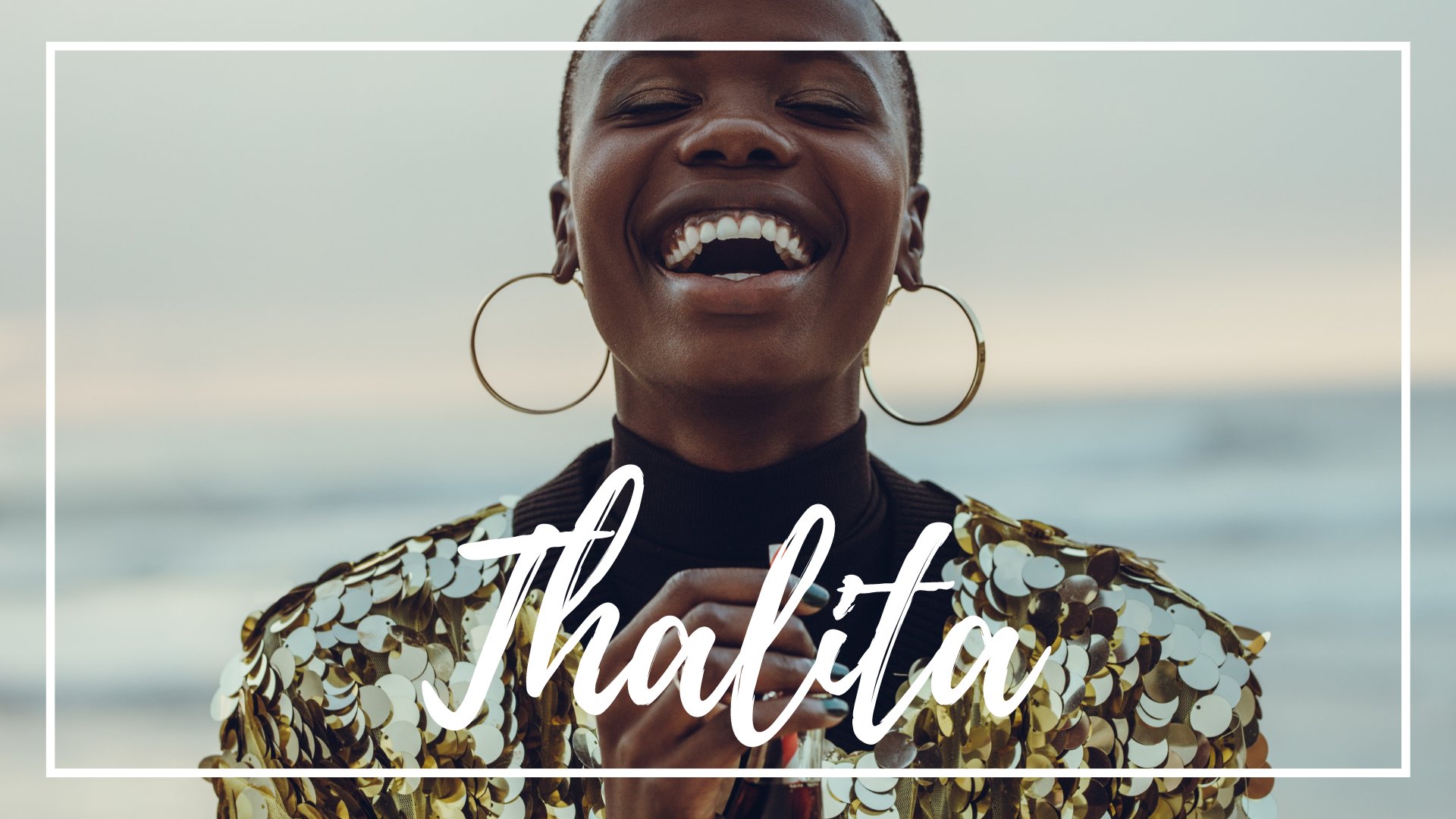 Mensagens Com Amor / Canva / Jacob Lund Mulher sorridente com os olhos fechados na praia