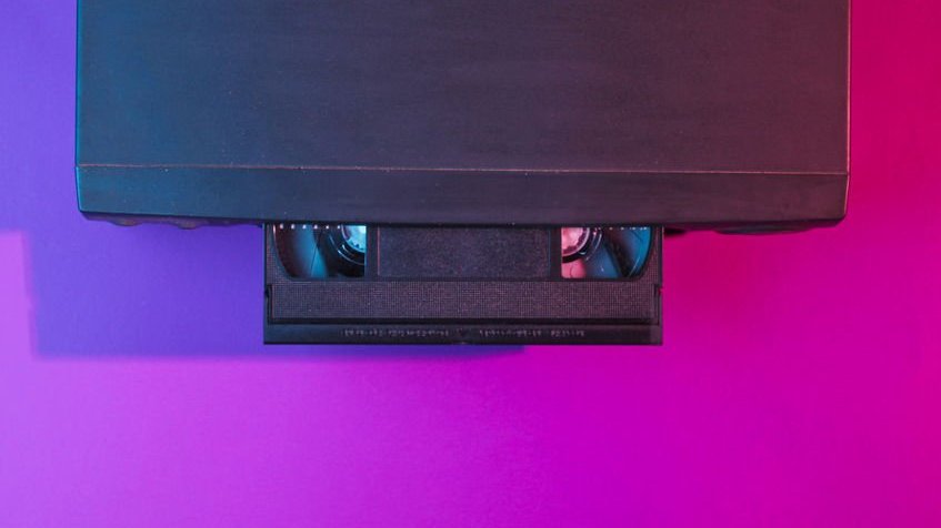 Владимир Сухачёв / 123rf Fita VHS em aparelho de videocassete