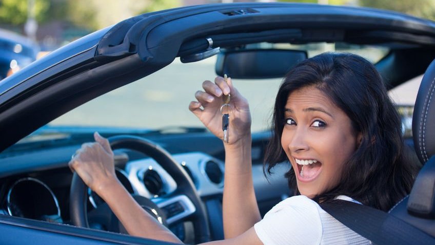 Mulher segurando chave de carro